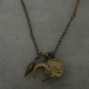 Stella and Dot beautiful necklace. Never used still in box